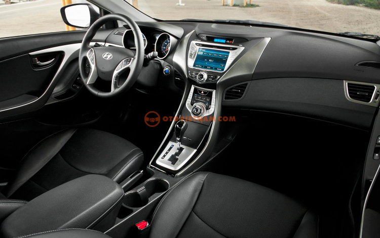 Bán Hyundai Elantra mới 100% 200 triệu