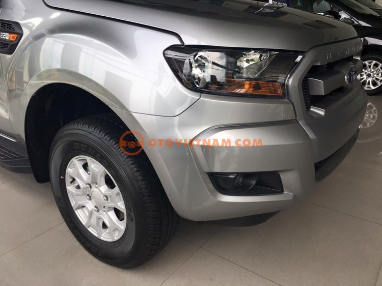 Ford Ranger XLS MT 2.2L màu Bạc giao xe ngay