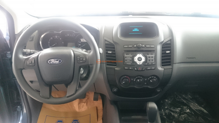 Ford Ranger XLS MT 2.2L màu Bạc giao xe ngay