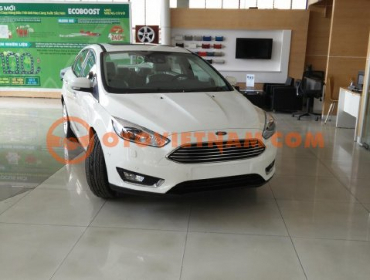 Ford Focus Titanium trả trước 250tr