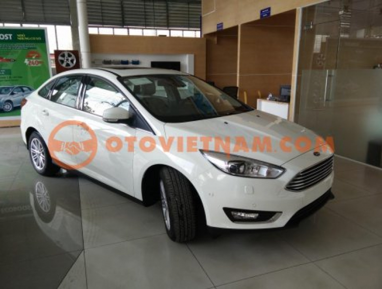 Ford Focus Titanium trả trước 250tr