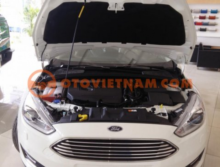 Ford Focus Titanium trả trước 250tr