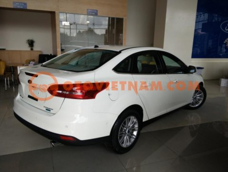 Ford Focus Titanium trả trước 250tr