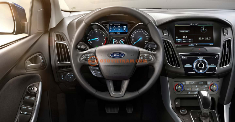 Ford Focus Titanium trả trước 250tr