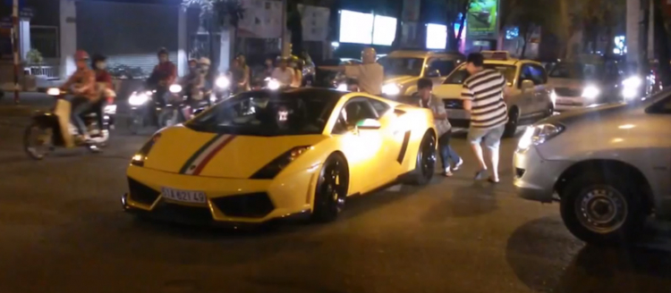 Clip: "đẩy" xe Lamborghini Gallardo giữa trung tâm Sài Gòn