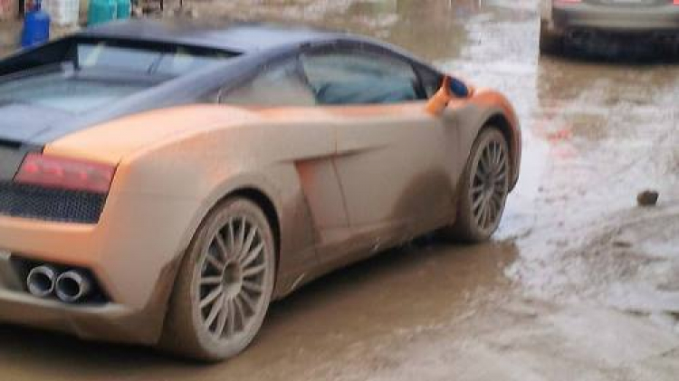 Siêu xe Lamborghini đi "offroad" tại Việt Nam