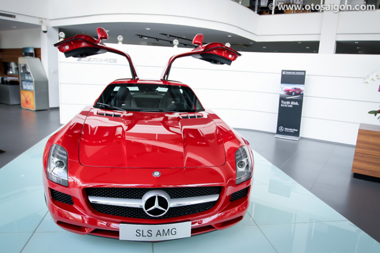 Cận cảnh “siêu xe cánh chim” Mercedes SLS AMG 2014 tại Việt Nam