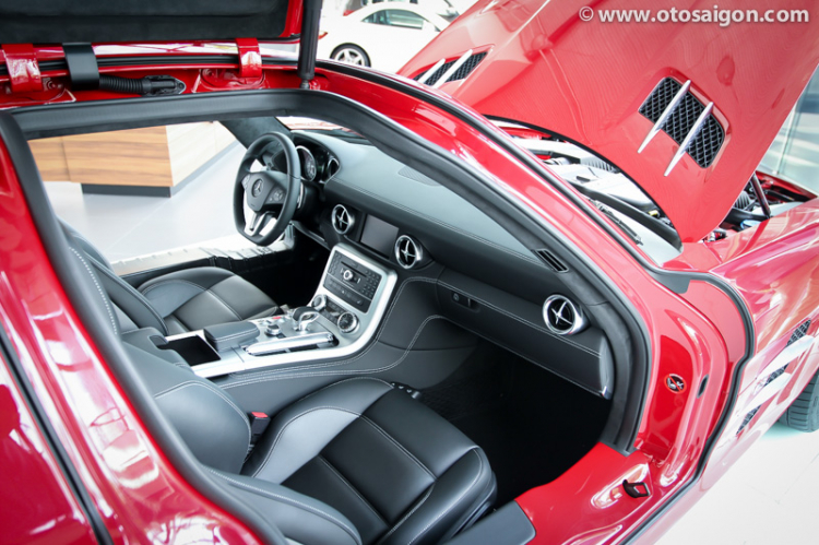 Cận cảnh “siêu xe cánh chim” Mercedes SLS AMG 2014 tại Việt Nam