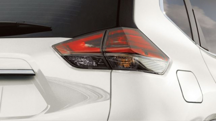 2017-nissan-rogue-led-taillights-small.jpg