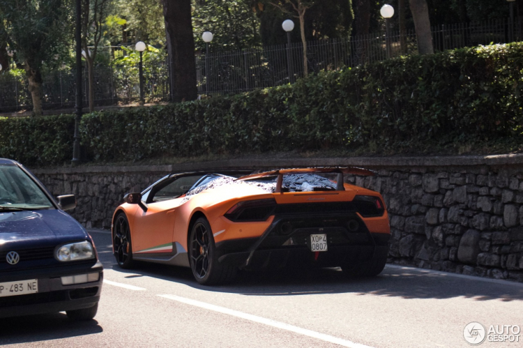 Bắt gặp Lamborghini Huracan Performante Spyder lăn bánh trên đường phố