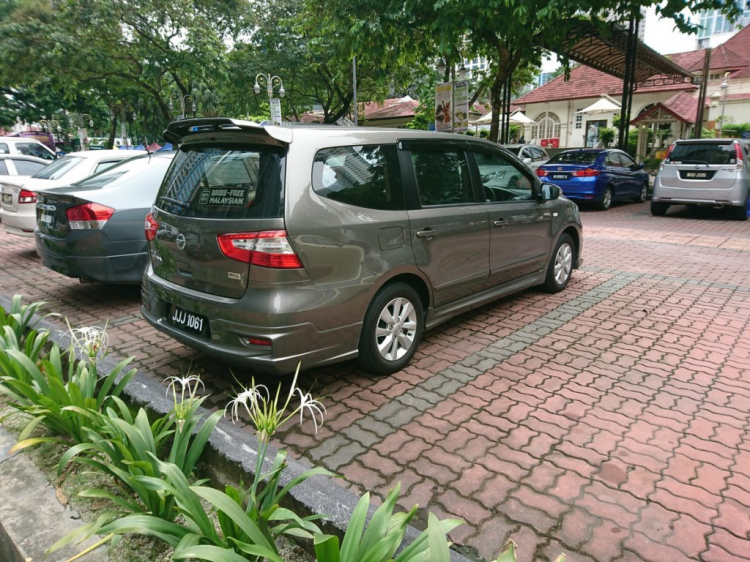 Tìm ace chơi xe Nissan Grand Livina