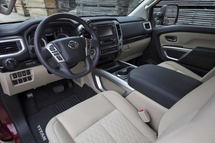 Nissan Titan King Cab 2017 có giá từ 32.550 USD