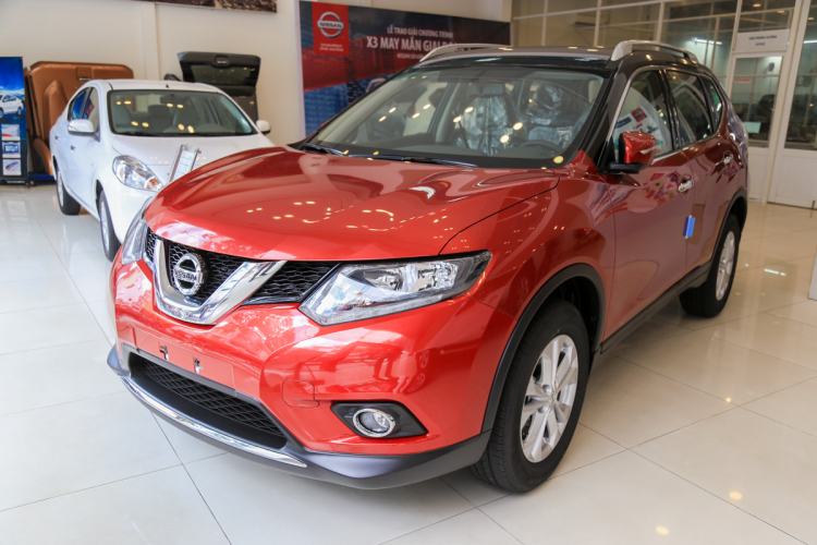 Cận cảnh Nissan X-Trail màu đỏ đặc biệt tại Sài Gòn