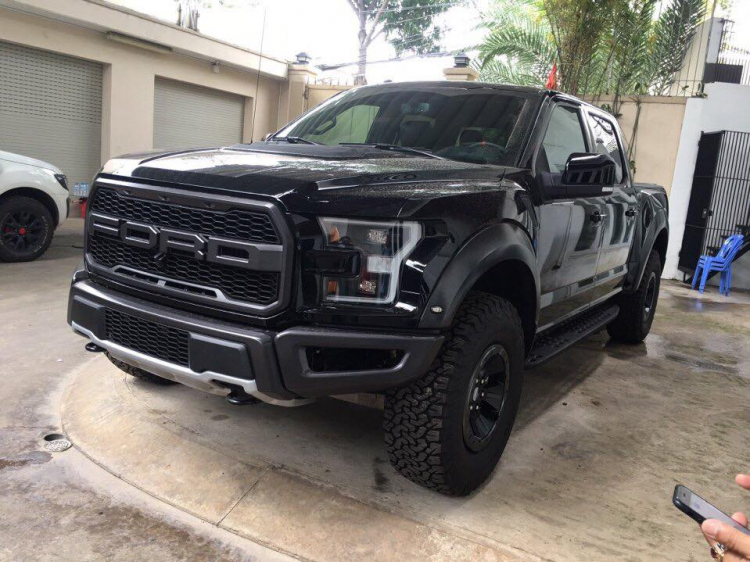 Xuất hiện "siêu bán tải" Ford F-150 Raptor 2017 màu đen đầu tiên tại Việt Nam