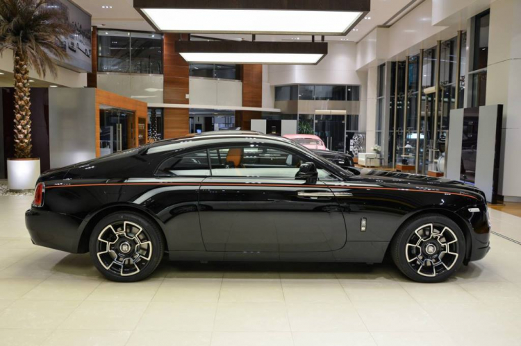 Cận cảnh Rolls-Royce Wraith Black Badge ấn tượng với nội thất cam