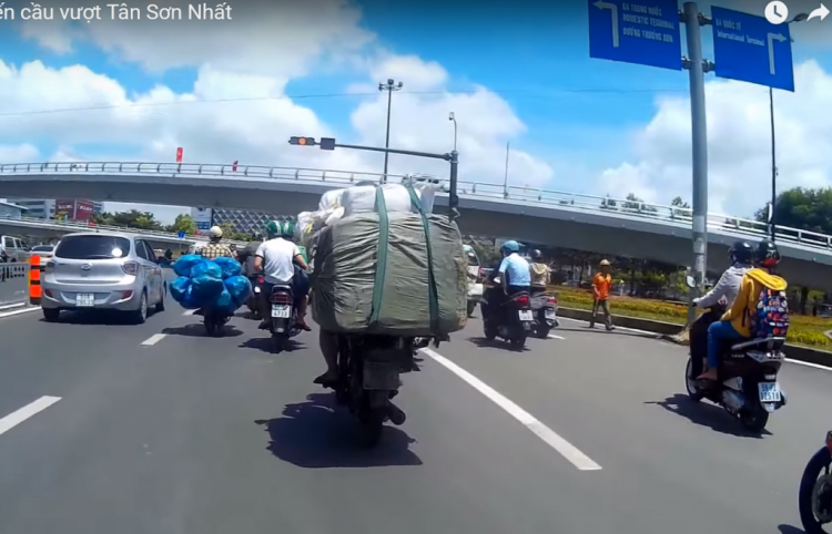 Bẫy mới dưới chân cầu vượt Trường Sơn???(Anh Chánh đã sửa lại) Bẫy mới dưới chân cầu vượt Trường Sơn???(Anh Chánh đã sửa lại)