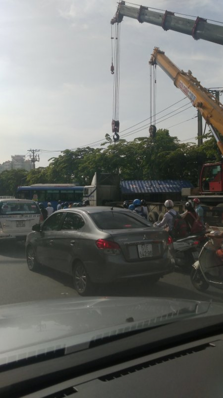 Thoát hiểm cont lật đèo Rọ Tượng NT
