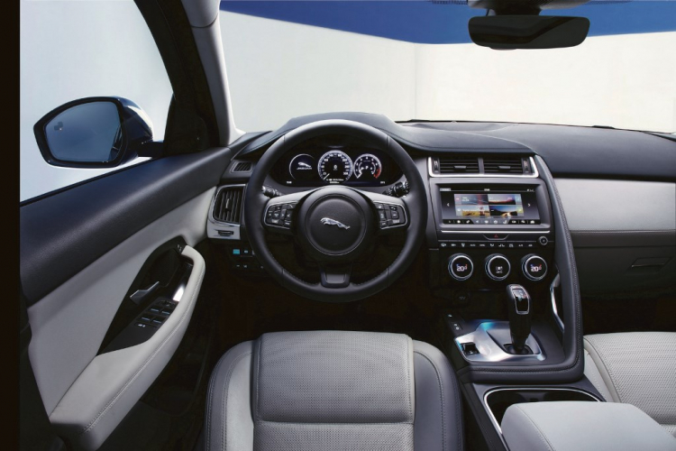 Jaguar E-Pace lập kỷ lục thế giới ngay tại buổi ra mắt
