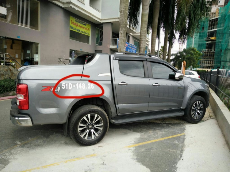 Xe bán tải (Pickup) đi đăng kiểm bị dán decal biển số lên thành xe .