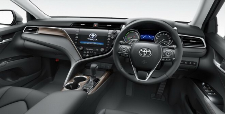 Toyota Camry 2018 giá từ 656 triệu đồng ở quê hương Nhật Bản