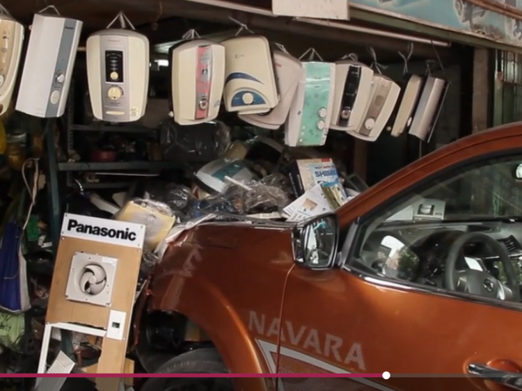 Team Nissan Navara lao vào cửa hàng ở ba tháng hai Team Nissan Navara lao vào cửa hàng ở ba tháng hai