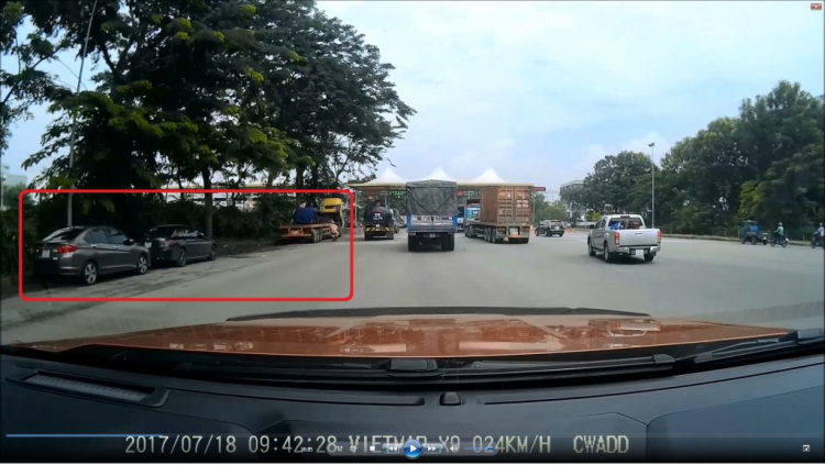 Bị ghi hình đỗ xe trước trạm thu phí NVL trường RMIT .