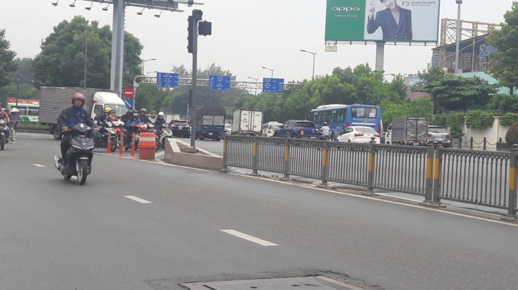 10:00 AM Kẹt xe nặng công viên Hoàng Văn Thụ