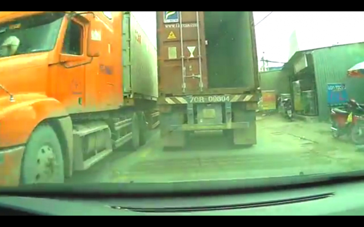 Vì sao thùng container rơi khỏi xe tải ?