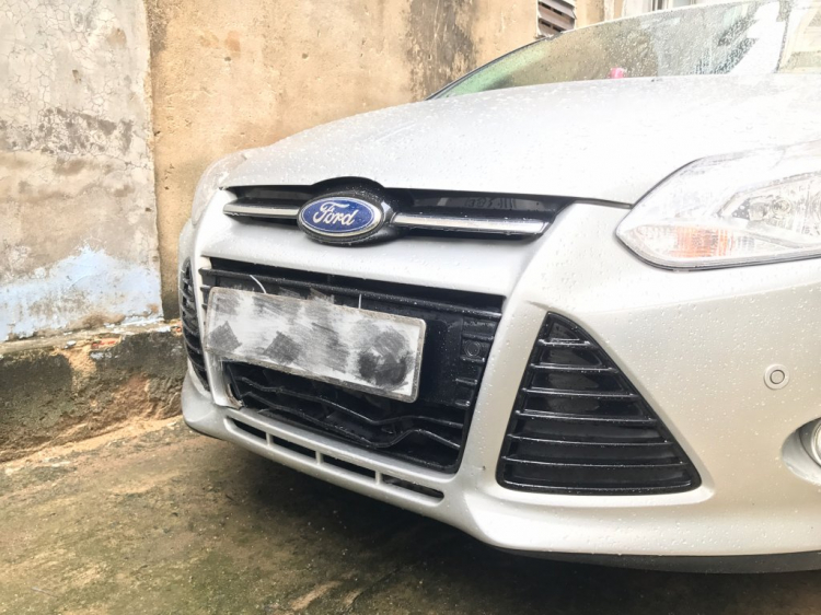 Ford Focus 2013 cần giúp đỡ về cản trước