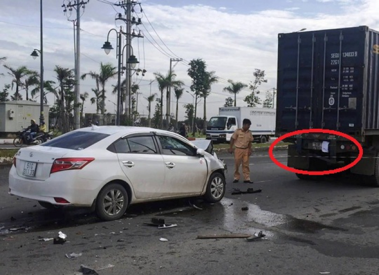 Toyota Camry bị vò, cuốn tròn - 2 người tử vong Toyota Camry bị vò, cuốn tròn - 2 người tử vong