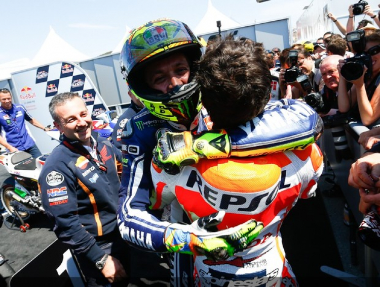 MotoGp - Rossi, Marquez, cuộc chiến giữa fan và thần tượng