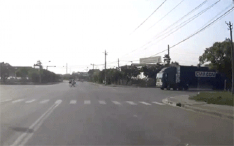 Video tai nạn kinh hoàng giữa Container và ô tô con tại Q9 Video tai nạn kinh hoàng giữa Container và ô tô con tại Q9