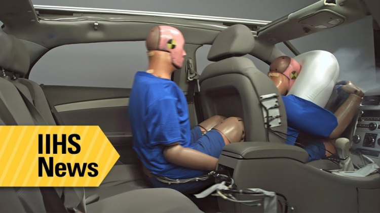 Cảnh báo mới nhất của IIHS về mối nguy hại khi không thắt dây an toàn trên ô tô
