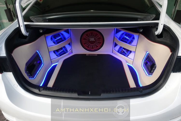 Nâng cấp âm thanh và độ cốp sau cho Mazda 6. Nâng cấp âm thanh và độ cốp sau cho Mazda 6.