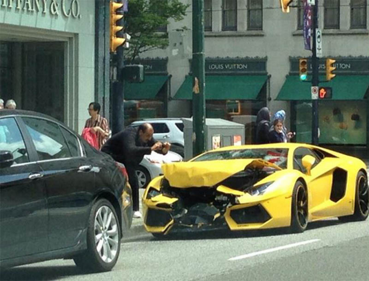 Lamborghini Aventador nát đầu khi va chạm với sedan Chevy