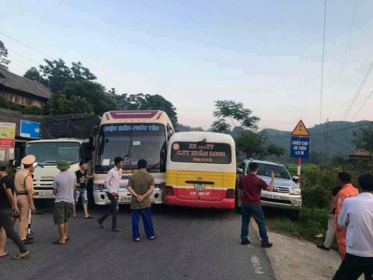 Sự thật chuyện 2 xe khách dìu nhau trên đèo Bảo Lộc