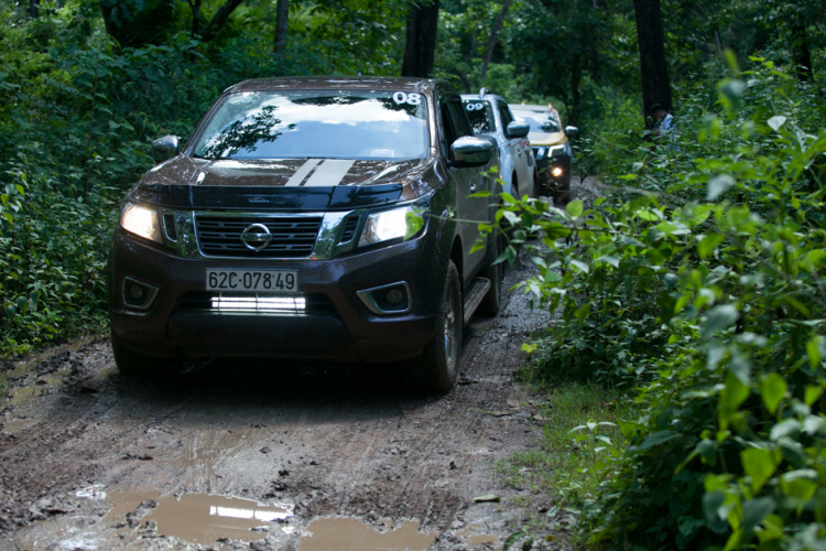 Em đã lên lẫy số vô lăng cho xe Nissan Navara EL