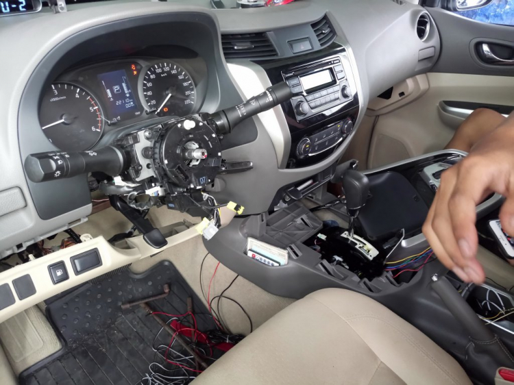 Em đã lên lẫy số vô lăng cho xe Nissan Navara EL Em đã lên lẫy số vô lăng cho xe Nissan Navara EL