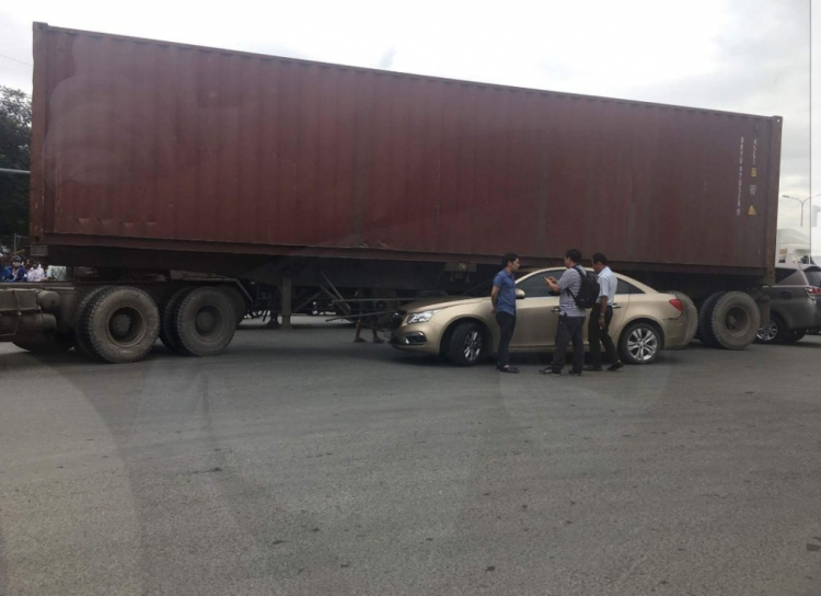 Tránh xa container nha các bác! Thấy mà sợ quá! Tránh xa container nha các bác! Thấy mà sợ quá!
