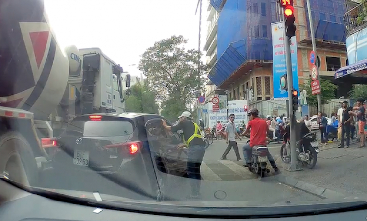 Xe bồn ẩu, đụng Madza tại Lê Thánh Tôn