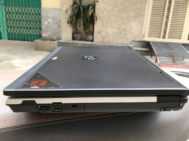 Bán 2 laptop Fujitsu và Dell