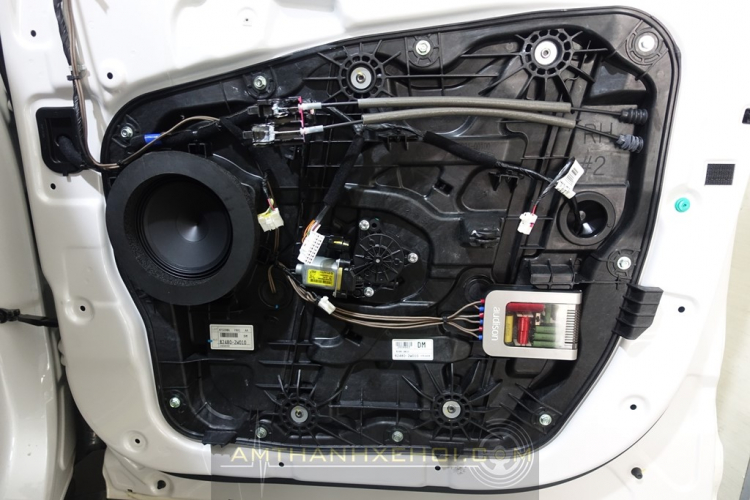 Nâng cấp âm thanh cho Hyundai Santafe với củ sub zin theo xe.