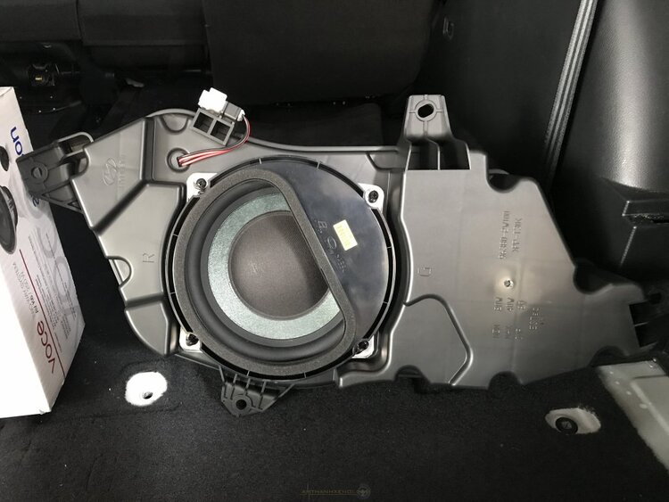Nâng cấp âm thanh cho Hyundai Santafe với củ sub zin theo xe.