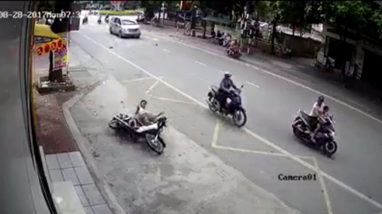 Xe máy va chạm với xe hơi rồi cà lưng xuống đường hàng chục mét...