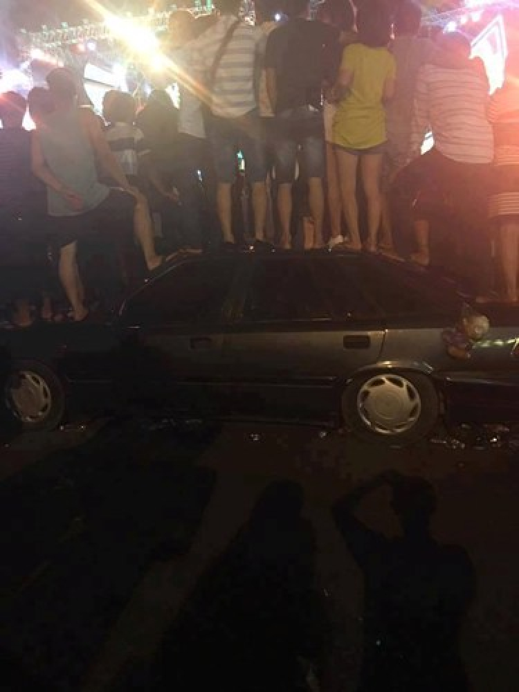 Dẫm đạp lên xe