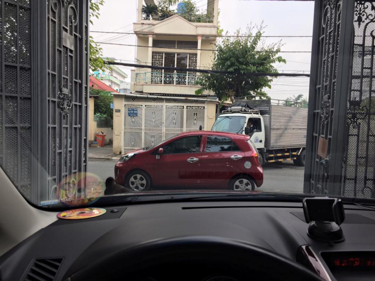 Các bác nghĩ sao về việc ô tô bị trả thù khi đỗ xe gây cản trở người khác???