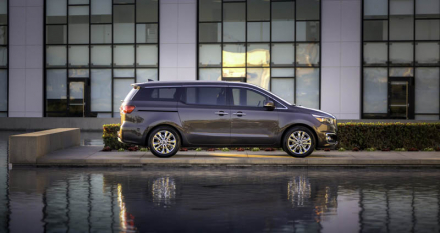 Kia_Sedona_2015_4.jpg