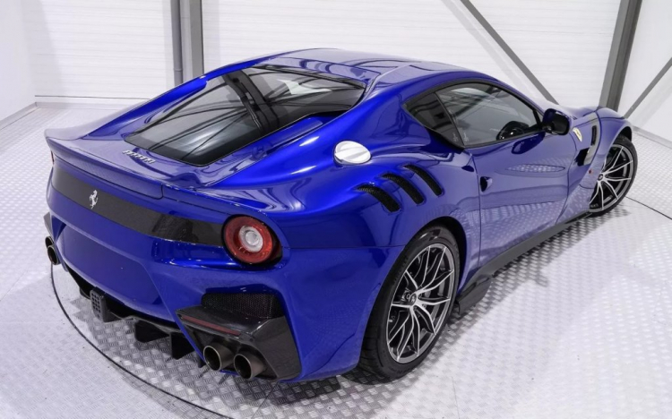 Ferrari F12tdf màu xanh Electric Blue độc quyền có giá gần triệu đô