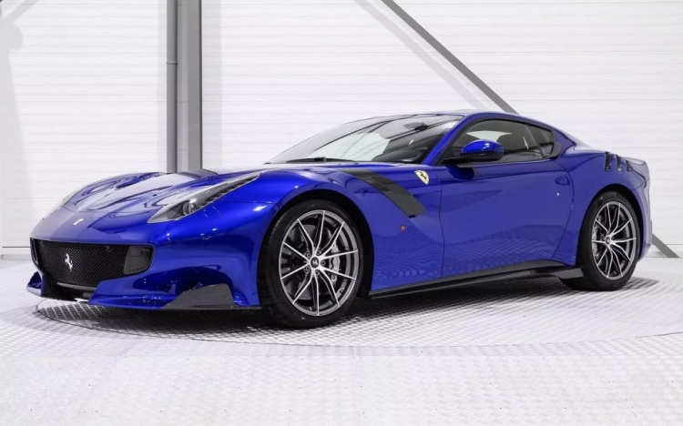 Ferrari F12tdf màu xanh Electric Blue độc quyền có giá gần triệu đô