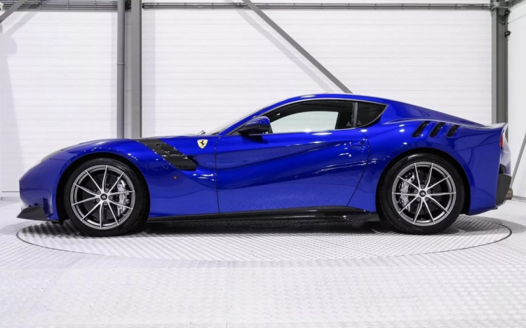 Ferrari F12tdf màu xanh Electric Blue độc quyền có giá gần triệu đô